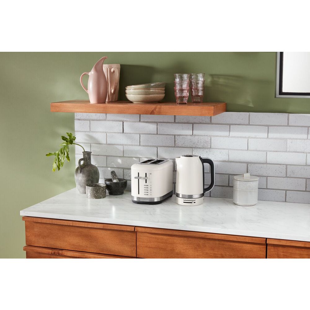 Kitchenaid Kettle 5KEK1701EPL Porcelain White Lifestyle