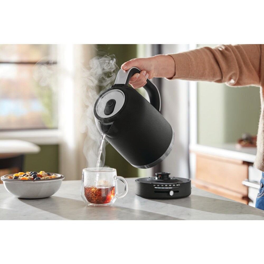 Kitchenaid Kettle 5KEK1701EBK Negro acero fundido Lifestyle